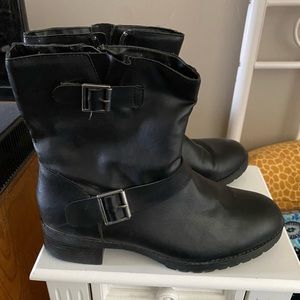 New woman’s Black zip up boots. Size 10